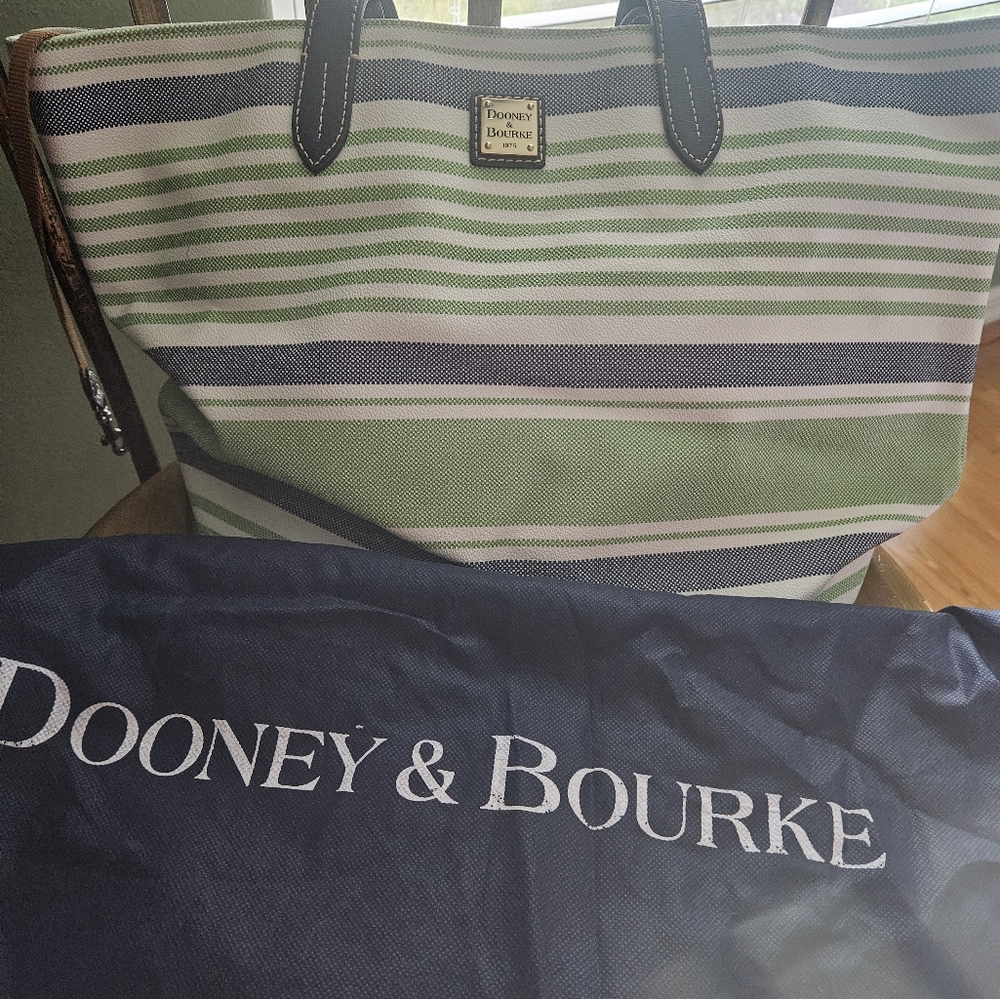 Dooney & Bourke tote purse